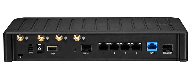 Ericsson Cradlepoint E300-5GB rear panel: 5x GbE, 10 GbE SFP+, 4x SMA cellular antenna connectors, GNSS